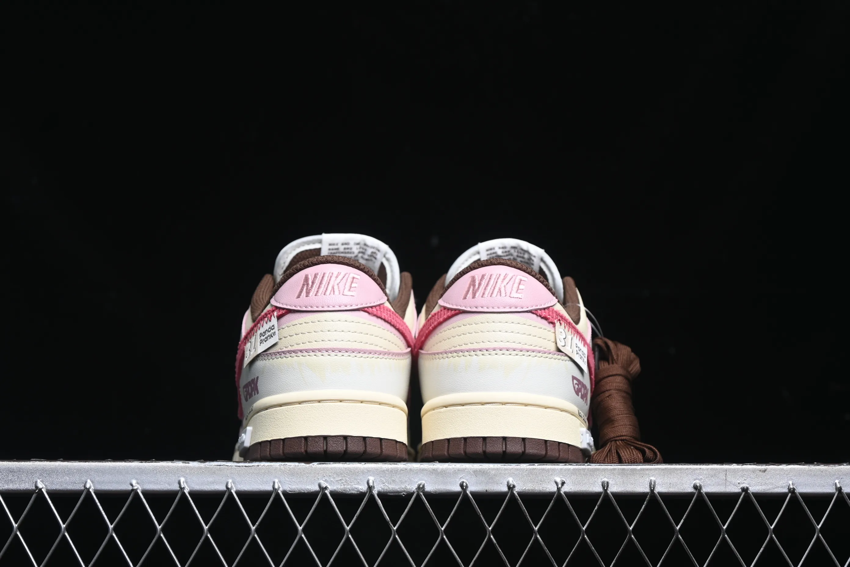 All Categories Nk SB Dunk Series Nk SB Dunk Low Low-top sneakers Nk Dunk "Surfaces In Brown And Sail" Panda Prank Flying Over the Skyline Weiyi Pink White Low-top casual sneakers DD1503-124